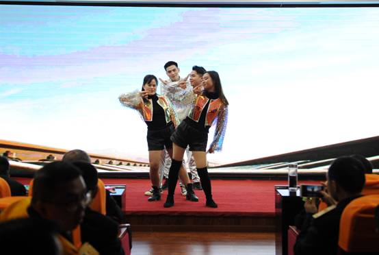 泸州公司举办30周年庆职工文艺汇演舞蹈《铁路阳光》
